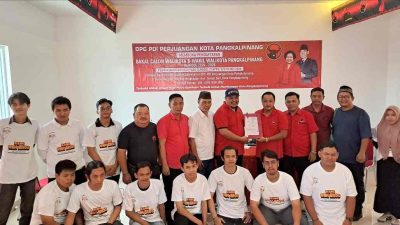 Serius Ingin Maju di Pilwako, Bang Widi Diantar Relawan Ambil Formulir Pendaftaran di DPC PDIP Pangkalpinang
